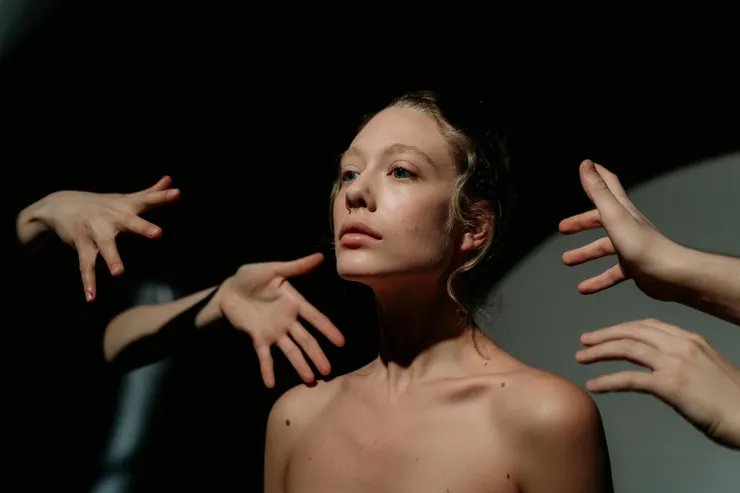 許多身心靈老師，往往被學生投射成完美理想父母的化身，給他無條件的愛與傾聽、照顧的責任與想像