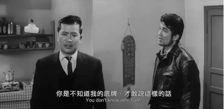 其實，當天晚上一槍幹掉福爾摩斯不就好了嗎？如果真的牽涉層面這麼高層，連哥哥都不敢插手了，怎麼可能還留著福爾摩斯與華生活下來呢？