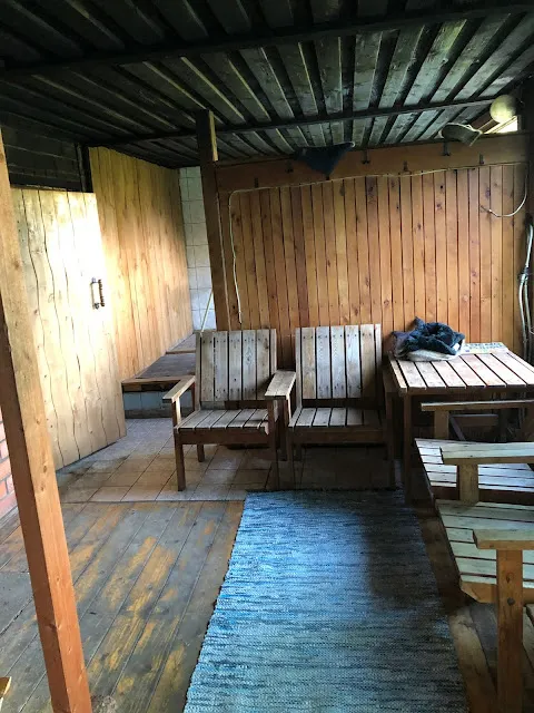 那二張木椅的後方就是淋浴間