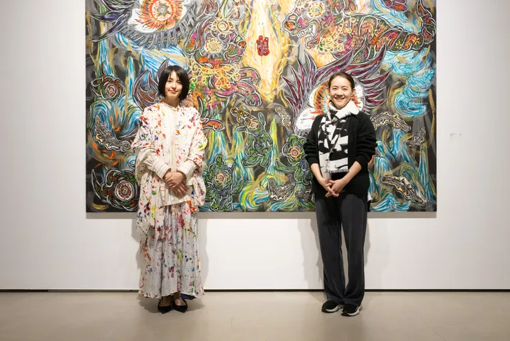 (右)藝人曾寶儀前往觀展