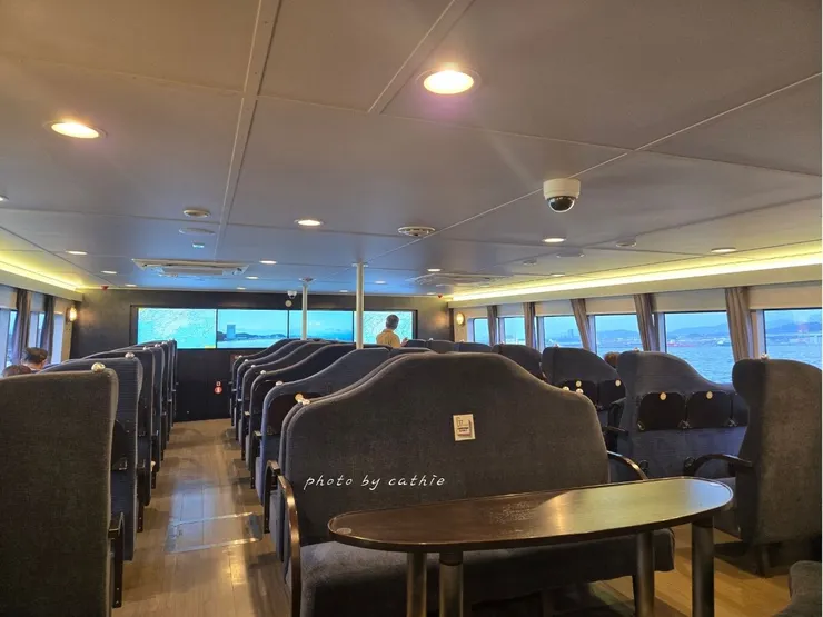 SEA SPICA約可容納90名乘客，每個座位皆含有桌子和飲料架