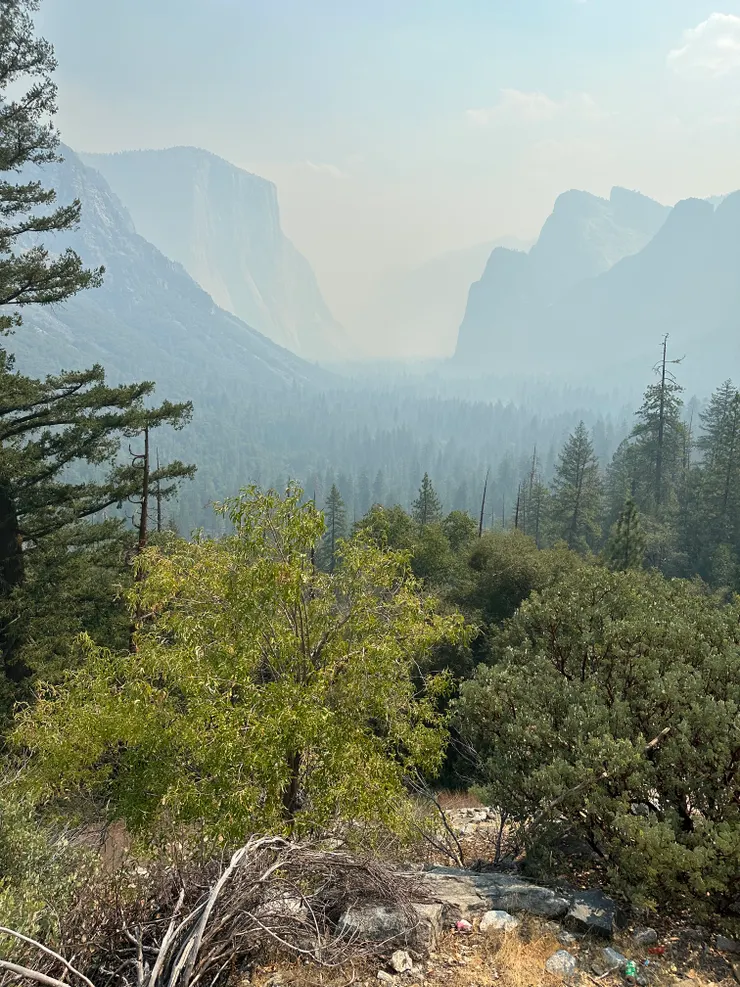 充滿霧霾的山谷
