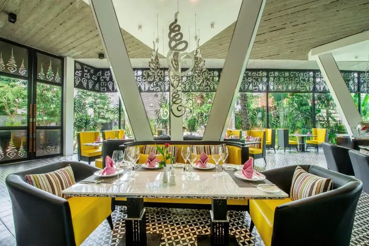 用餐環境以摟空雕飾圖騰和水泥牆呈現，設計感十足。早餐除了自助式，還有菜單可以點，我每天都會點一碗柬式湯麵外加一杯拿鐵，都不用另外付費，全包含在住宿費裡了。