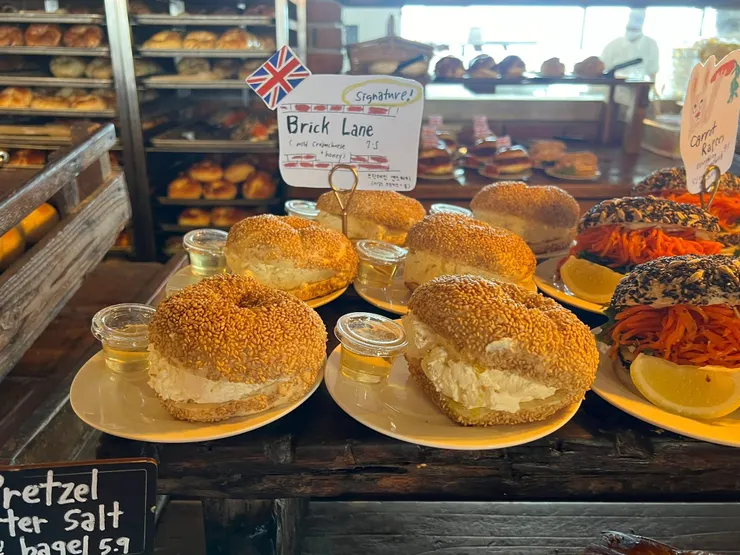 白芝麻貝果搭配奶油起司醬附上蜂蜜