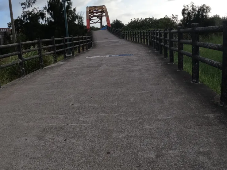 知道全長17公里後,看著地上的里程數就有目標