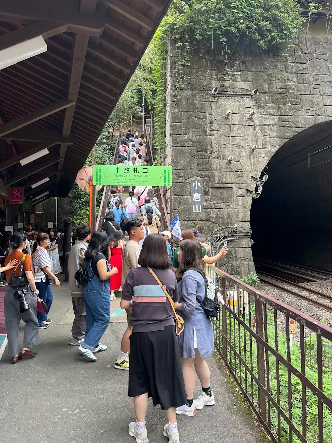 往改礼口的方向走出站且驗票，是一個長長的樓梯。