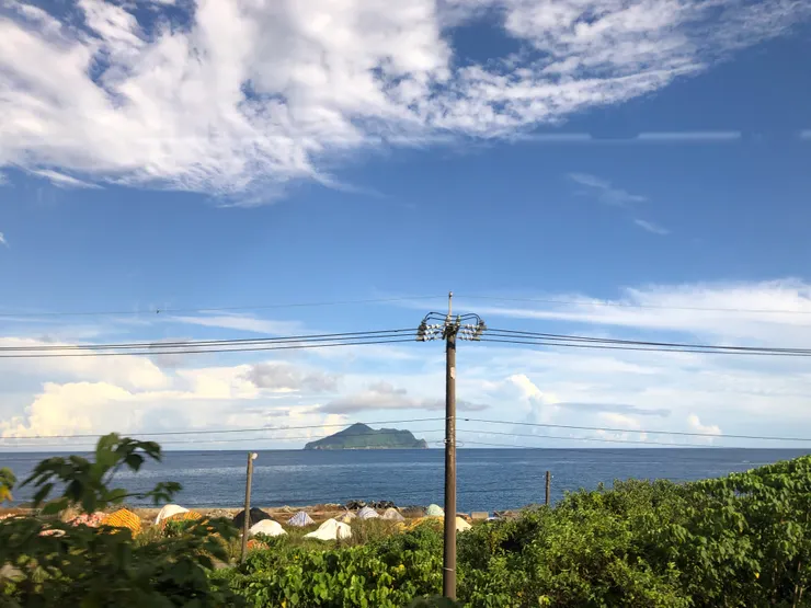 火車上遠眺龜山島!