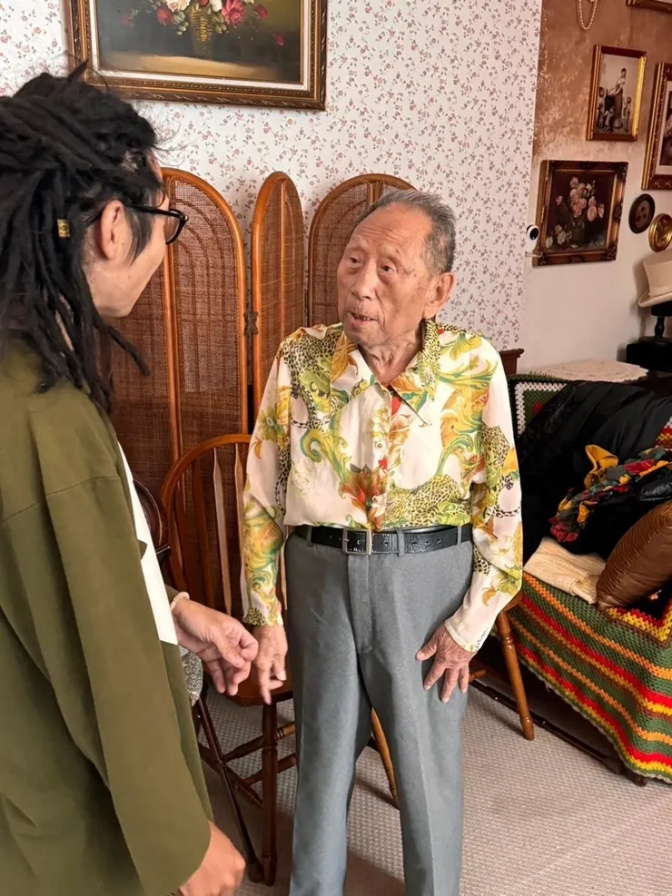 台南最酷的全家福攝影師｜連阿公阿嬤都拍得開懷大笑｜化妝寫真加