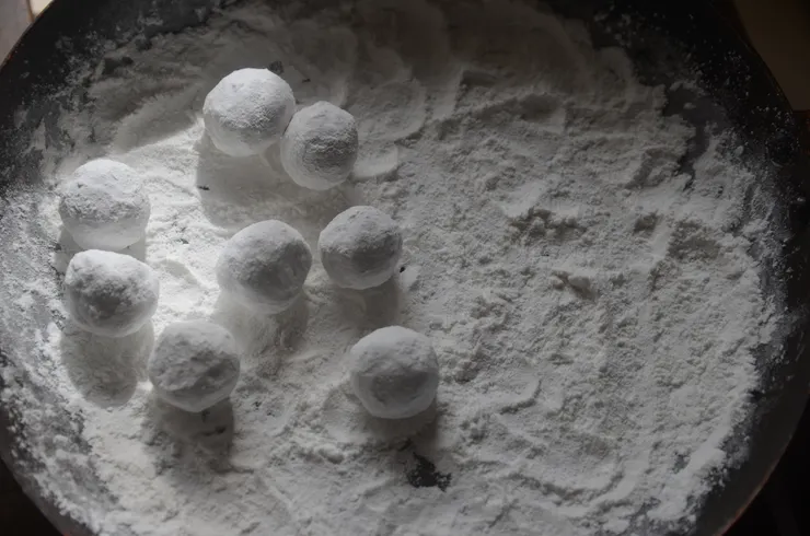 不同於南方的湯圓是搓出來的,北方的元宵是邊沾水邊沾糯米粉滾出來的