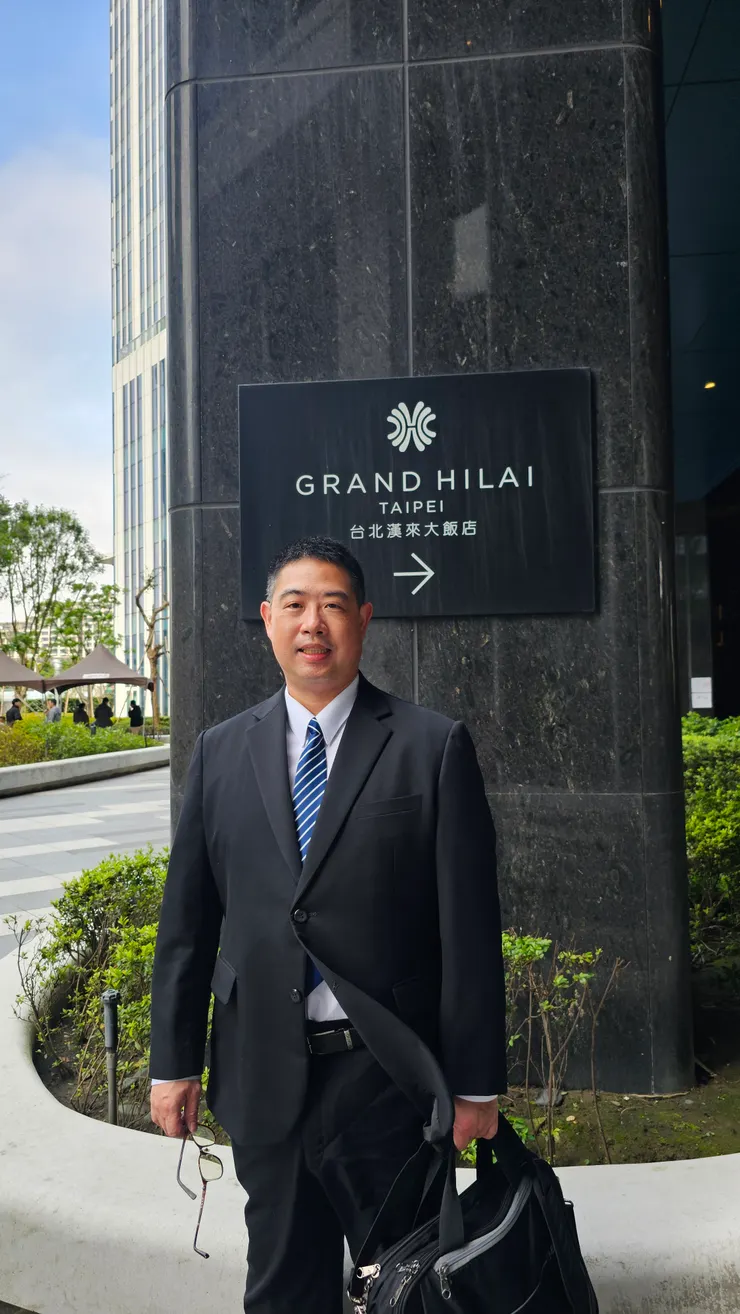 我在台北漢來大飯店的大門口!