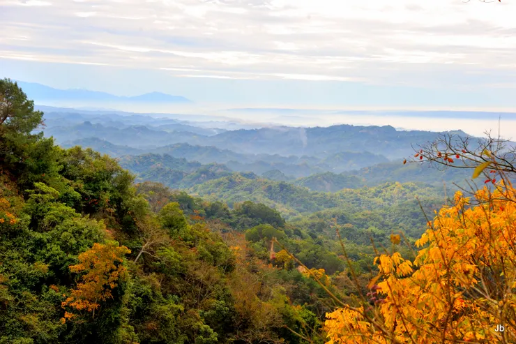 繼續前行，途中所見遠方山景，此時雲海仍未散去。