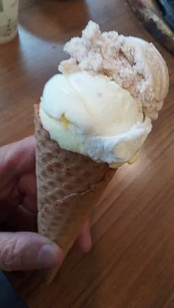 [台北美食]全家便利超商圓滾滾霜淇淋，最新小農牛奶、濃黑巧克