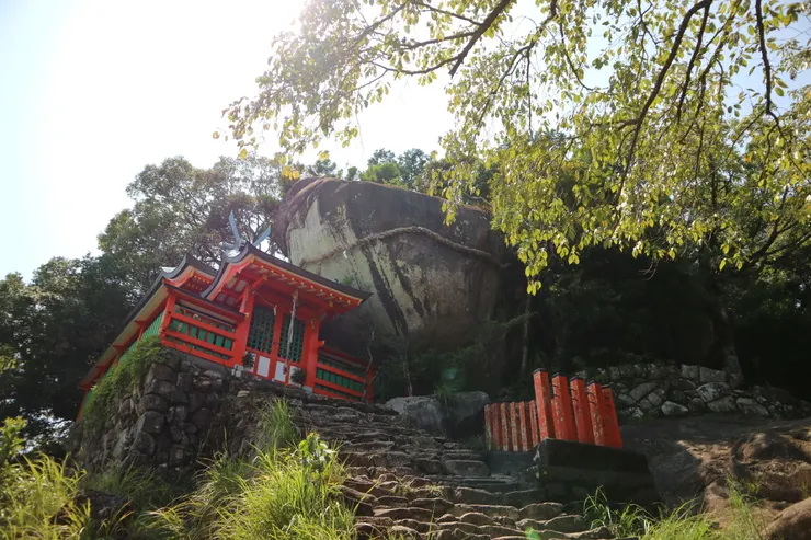 神倉神社的大石，據說是神明降到人間的地點