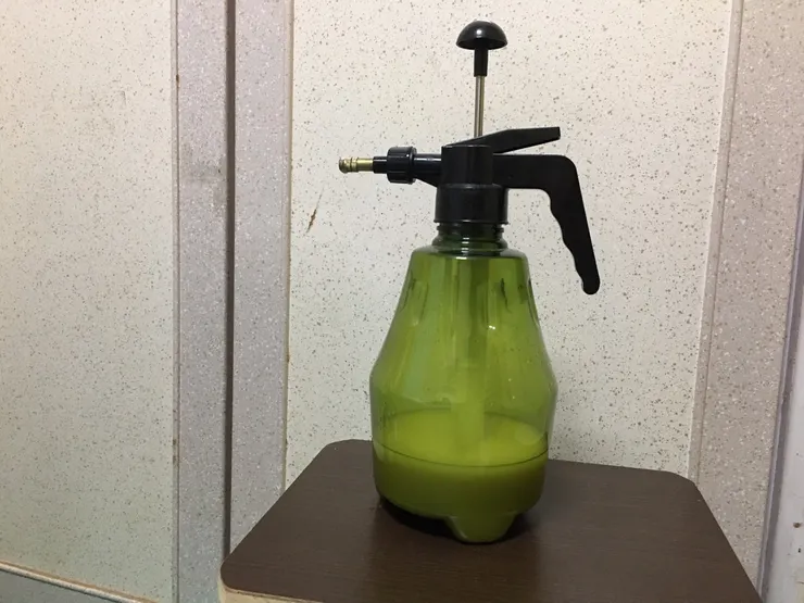 裝有混水矽藻土的園藝噴水器，全套２００元左右含運