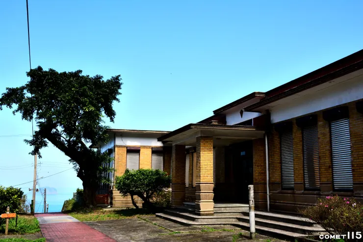 外觀十分簡潔的辦事處，門前步道還正對著基隆嶼