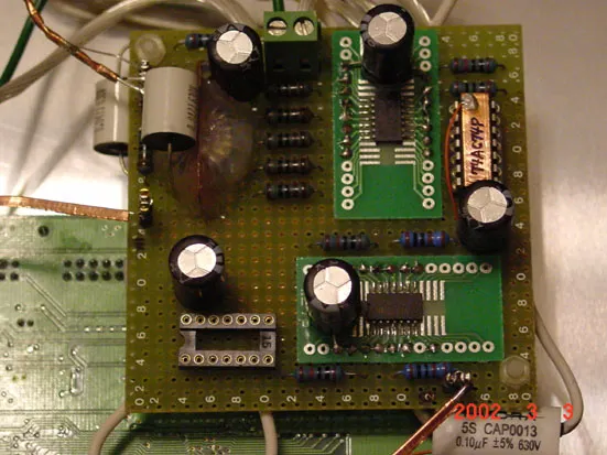 被矽膠包住的是自行繞製的 pulse transformer,已被兩顆 0.047uF 電容取代 。 33.8688MHz TCXO 被拆去試 reclocked 電路了
