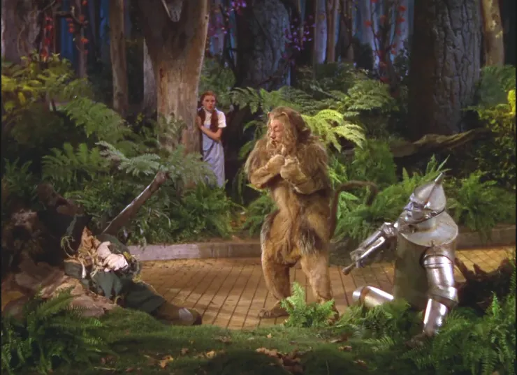 想要嚇人的膽小獅