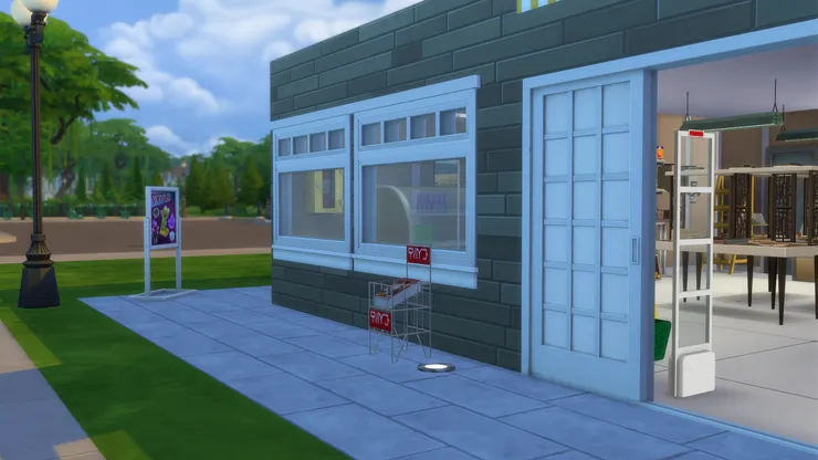 超市外牆我只是用了普通土色的磚，配上淺得像白色的石路，營造親民的感覺。