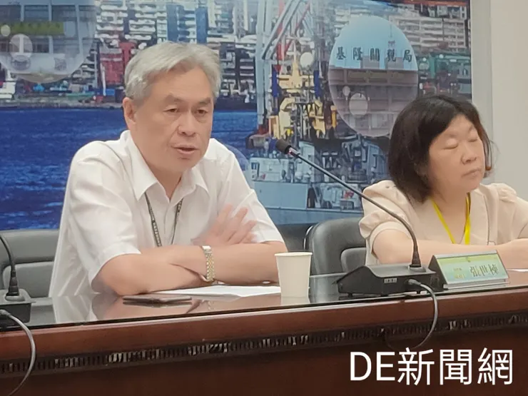 圖左為基隆關務長張世棟。(記者曾金萬/攝)