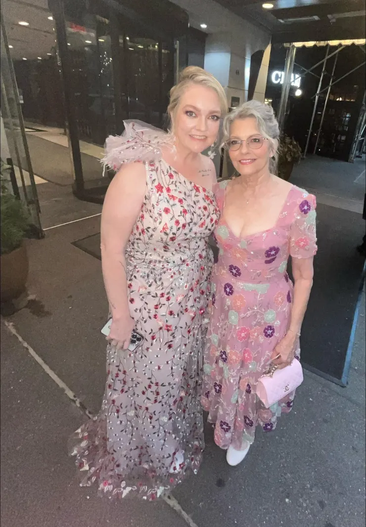 柯琳‧胡佛和她的媽媽！那位勇敢離開施暴先生的偉大母親！(圖片來源：Colleen Hoover Facebook)