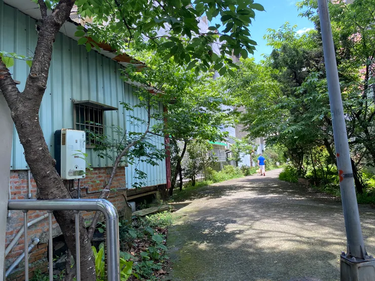 公園西北角出口，通往後巷畸零地。這些都是萬盛溪河道