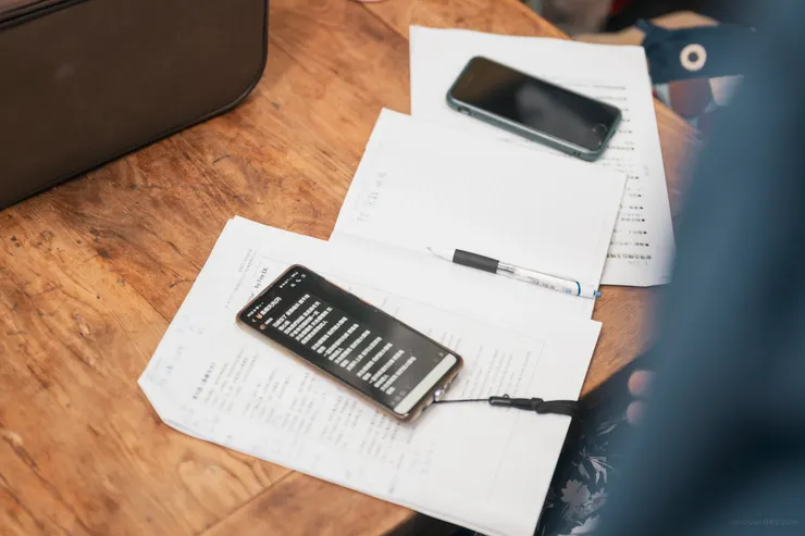 夥伴認真討論與筆記