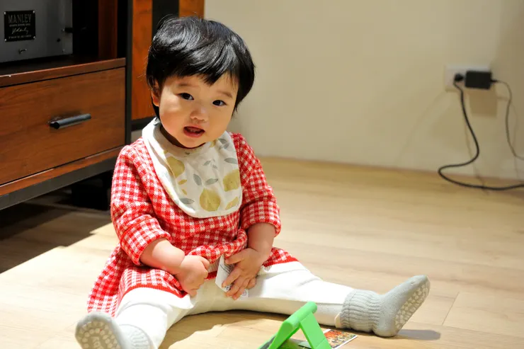 【長長的假期萬萬回來過第二個年 更愛爺爺奶奶爸媽去滑雪才心安！和爺爺在音響室。】