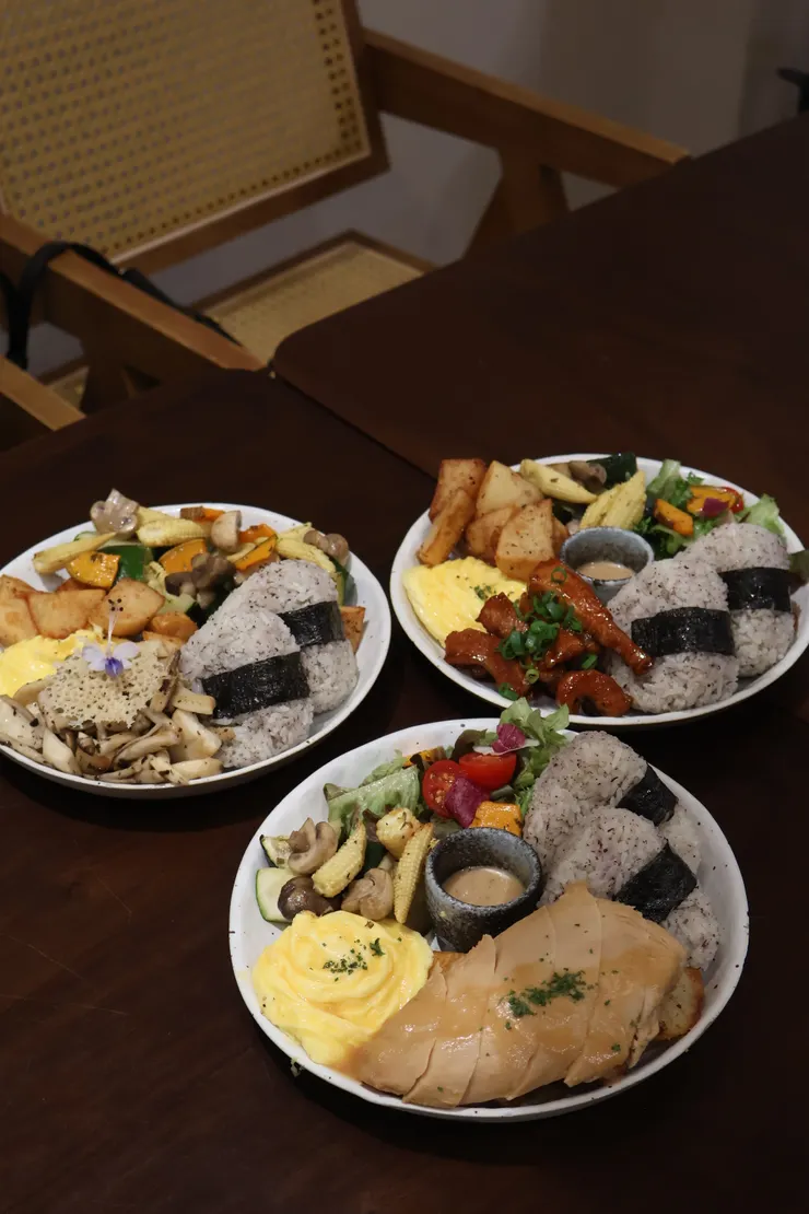 (由前至後)舒肥柚香雞胸、日式醬燒松阪豬、松露奶油菇 