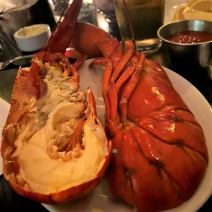 龍蝦肉厚實飽滿，肉質細嫩