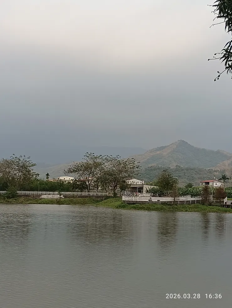 湖畔小樓倚闌干