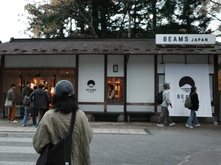 一個愛花錢的人就癡癡地看著店門口