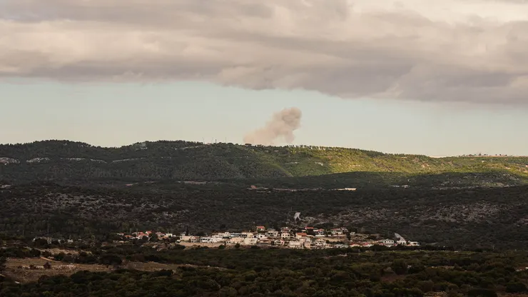 遠方冒出以色列政府軍炸黎巴嫩隧道的煙