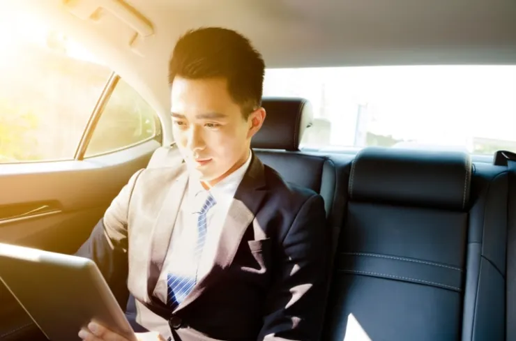 看起來「條件滿分」的菁英級男人，他們可能事業有成、開著名車，甚至連髮型都打理得一絲不苟，實際上卻有許多地雷不宜婚嫁。圖/123RF圖庫