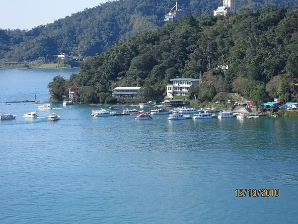 《湖面停泊的遊艇，看起來就好有朝氣》