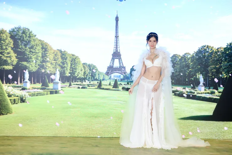 思薇爾代言人鄭芯恩遠赴巴黎拍廣告大片(思薇爾提供)