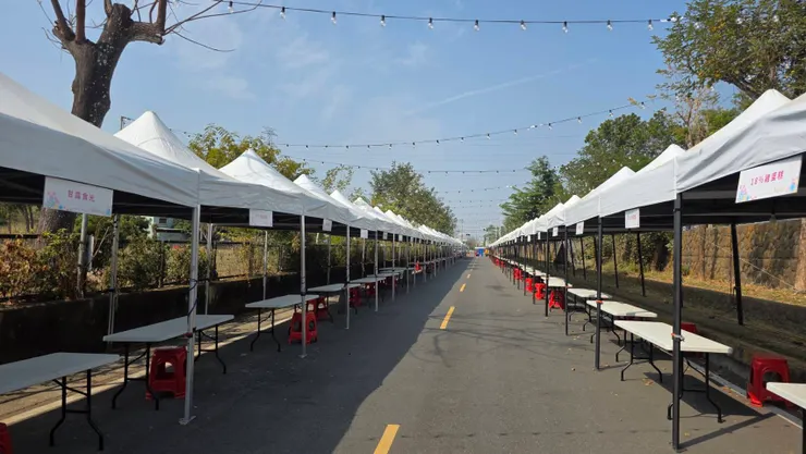 綿延無盡小吃美食區搭建完成，一旁民眾：沒黃花就當逛假日市集。陳世河攝