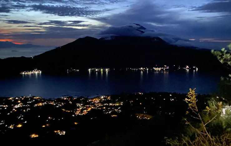 在夜色中前方的景緻越來越清晰,我以為對面就是海與港
