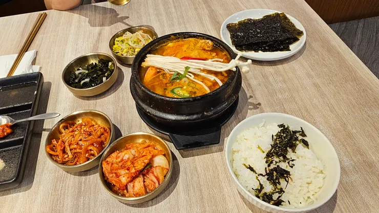 這是儒儒點的商業午餐2號~梨泰海陸嫩豆腐鍋!