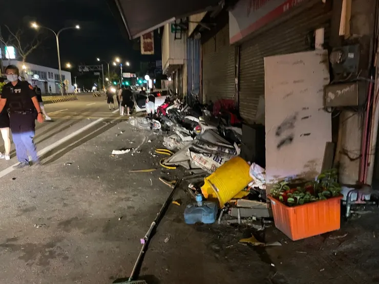  20台機車被撞成一團，所幸未造成任何傷亡。圖：讀者提供