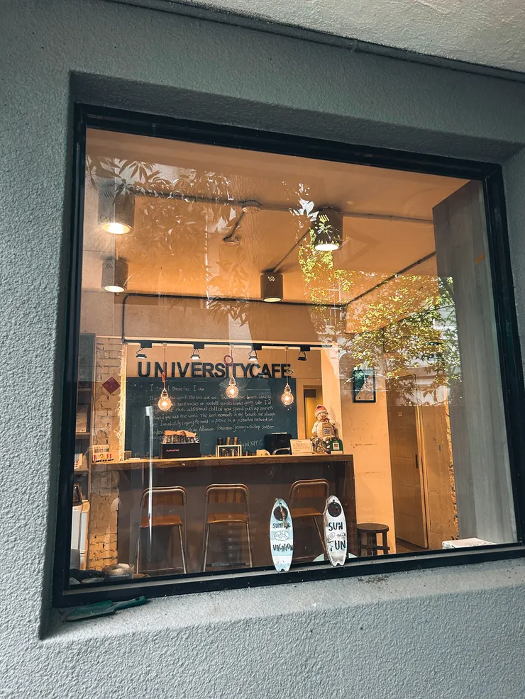 從窗戶可以看到咖啡館的吧台