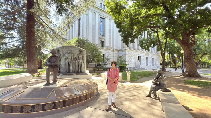 上訴法院前的雕塑