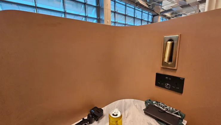 我和老爸找了一個包覆式的座位休息!牆上有閱讀燈和插座!