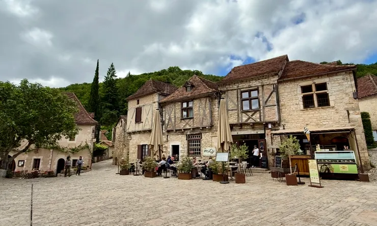 村𥚃唯一的大廣場，也是遊客匯聚處