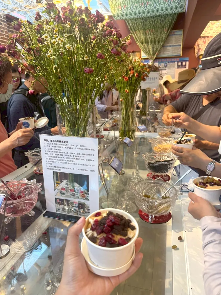 大家在冰淇淋上猛加料，哈哈哈〜冰淇淋變配角了