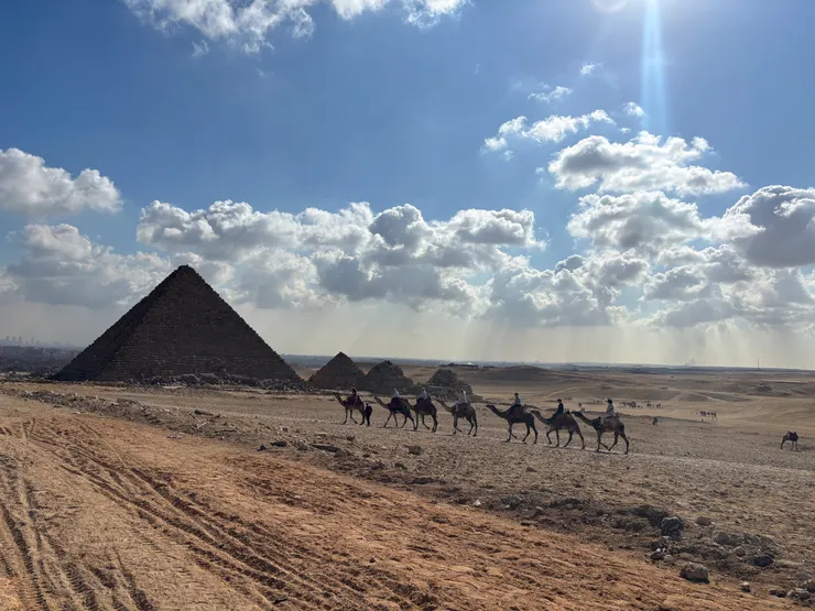 孟卡拉金字塔與駱駝