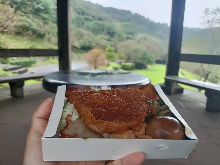 在路上的涼亭用餐