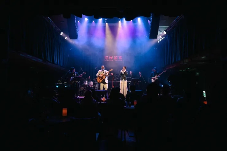 屋瑪客夫婦《Love’s in the Air 愛瀰漫》專場演唱會現場氣氛熱烈，宛如一場「台北限定的部落婚禮」，歌聲、笑聲與感動交織，讓觀眾直呼「值回票價」。 （圖／風潮音樂　提供）