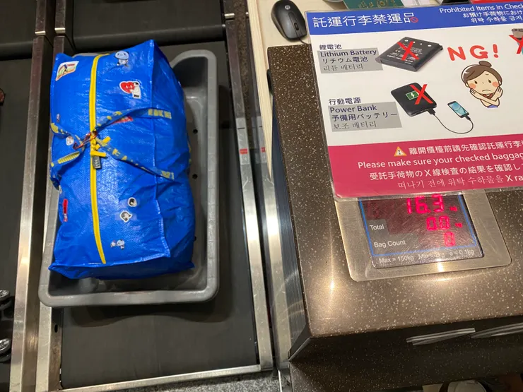 出發寄大背包時秤13kg（下面那個運送用灰色盒子約3kg）