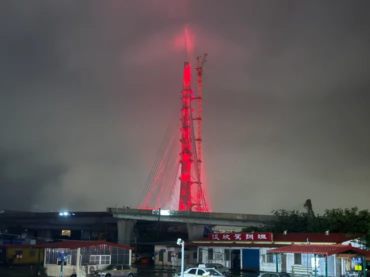 等車時看到淡金大橋很配合的也有打燈