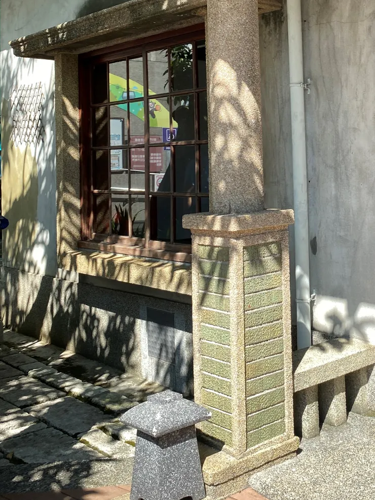 文山公民會館，細膩的洗石子工法與國防色磚